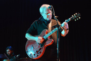Claudio Gabis, leyenda de Manal y pionero del blues en castellano, se presenta esta noche en Necochea
