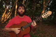 Pedro, voz y guitarra de Paraná Berreta, llega a Necochea con su folklore urbano