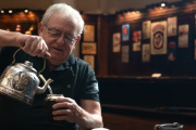 El coleccionista Alberto Plaza, fundador del Museo del Mate más grande del mundo, visita Necochea