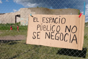 “Alambraron la plaza 3 de Agosto”: denuncian ocupación irregular en Quequén y apuntan a la Nación y al Municipio