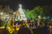 Gran convocatoria en la Plaza Dardo Rocha para el encendido del Árbol de Navidad