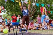 Música, danza y humor al aire libre: artistas callejeros animan el verano en Necochea