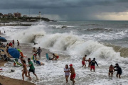 Pánico y corridas en la Costa Atlántica: una ola gigante dejó un muerto y decenas de heridos