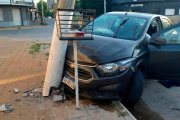 Robaron un auto en una vivienda, lo chocaron contra una columna y escaparon