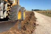 Continúan las tareas de mantenimiento y reconstrucción de los caminos rurales en el distrito de Necochea