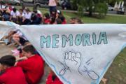 Sembrar memoria, construir identidad: alumnos compartieron con familiares de desaparecidos a 50 años del golpe