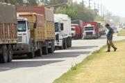 Puerto Quequén: arduas negociaciones por la tarifa para destrabar el conflicto del transporte de granos
