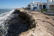 La espuma marina volvió a poner en foco un problema histórico en Quequén: la erosión costera que avanza sobre las playas