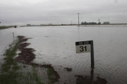 El agua tapó la calzada y cerraron totalmente la Ruta 228