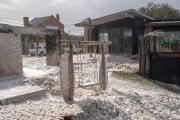 Las imágenes que recorren el país: La espuma marina “tapó” las playas de Necochea y Quequén tras el temporal