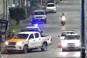 Persecución policial terminó con un aprehendido, un demorado y un prófugo tras agredir a policías