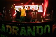 Ladrando Fuerte estrenó “Pocas Pulgas” como se presentan los discos: tocándolo entero