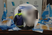 Salió a vender banderas argentinas y terminó en un patrullero