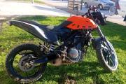 Chocó en avenida 42, escapó y dejó una moto con pedido por robo