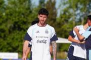 Senesi ya se entrena con Argentina tras la baja de Balerdi y la preocupación por la defensa