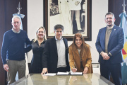 Kicillof firmó convenios de leasing por más de $14.000 millones para que municipios compren maquinaria y equipamiento