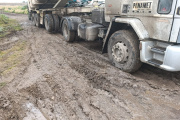 Un camionero se ganó una infracción por circular por un camino rural después de la lluvia