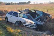 Dos autos embistieron a caballos sueltos y terminaron en la cuneta