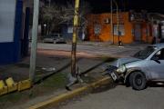 Perdieron el control del auto y terminaron impactando contra un semáforo en Quequén