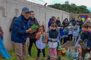 Más de 200 chicos plantaron hortalizas, aromáticas y especies nativas en la Escuela Nº 50