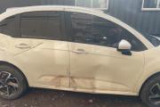 Chocó una moto, el conductor huyó y la Policía descubrió que el auto tenía pedido de secuestro por robo