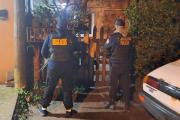 Cocaína, marihuana y un revólver: dos aprehendidos tras varios allanamientos