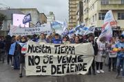 “Las Malvinas son argentinas y el resto del país también”: las voces de la marcha en Necochea