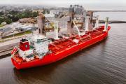 Un buque que combina motores y viento llegó a Puerto Quequén con 14.157 toneladas de UAN