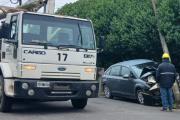 Fuerte choque en Necochea: un auto impactó contra una columna en 47 y 56 y su conductor fue hospitalizado
