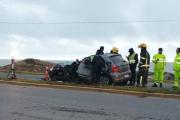 Impactante choque en la Ruta 11: un joven de 21 años sufrió graves fracturas tras embestir una columna