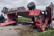 Un camionero de Necochea resultó herido tras volcar en la Ruta 228: chocó con una pulverizadora