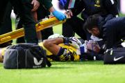 Dibu Martínez sufrió un fuerte choque de cabezas, salió en camilla y fue trasladado a un hospital