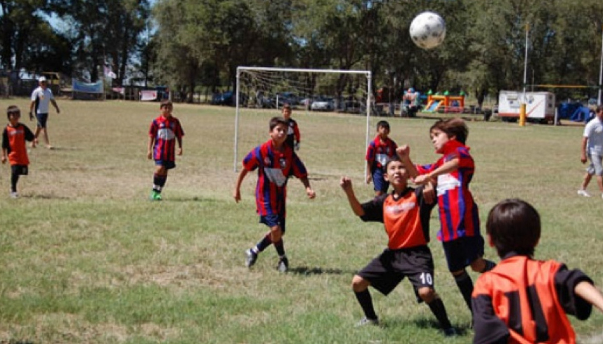 Niños jugando fútbol en la juventud organizada juego: fotografía