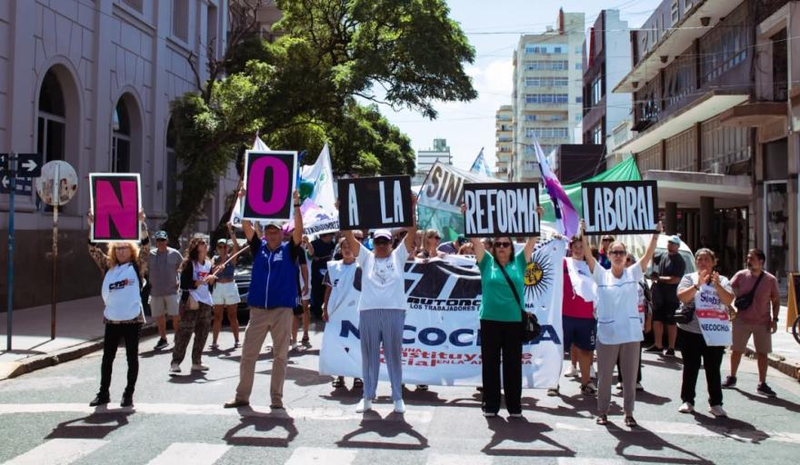 Marcha en Necochea contra la Reforma Laboral: gremios coparon el centro en el marco del paro nacional