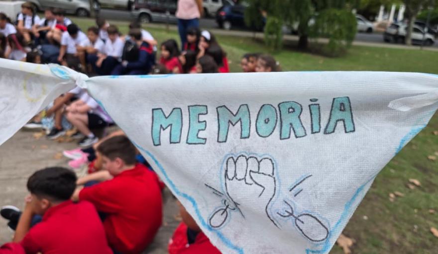 Sembrar memoria, construir identidad: alumnos compartieron con familiares de desaparecidos a 50 años del golpe