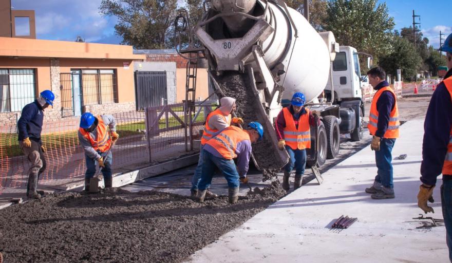Infraestructura portuaria: el Puerto de Quequén avanza con el bacheo de la Av. Almirante Brown