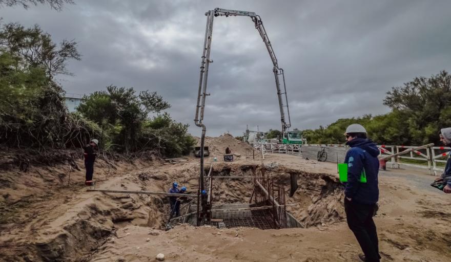 Puerto Quequén construye una nueva torre para reforzar la señalización del canal exterior