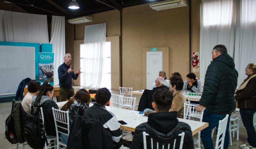 Del campo al puerto: estudiantes conocieron cómo funciona uno de los motores de la región