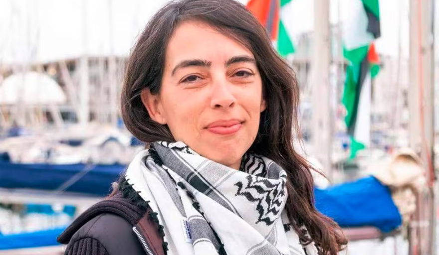 Una activista argentina que estuvo detenida tras una misión humanitaria en Gaza llega a Necochea