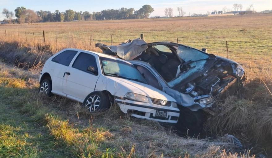 Dos autos embistieron a caballos sueltos y terminaron en la cuneta