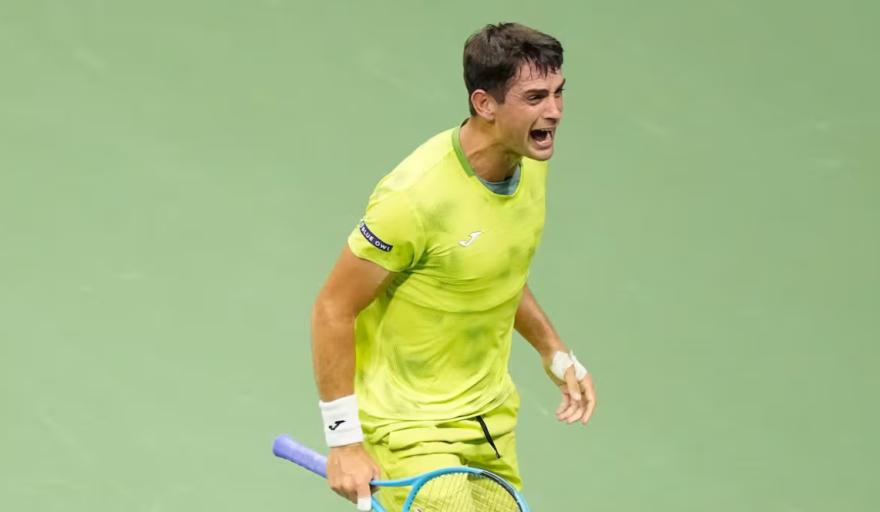 Mariano Navone hizo historia: venció a Djokovic en cinco sets y logró la victoria más grande de su carrera